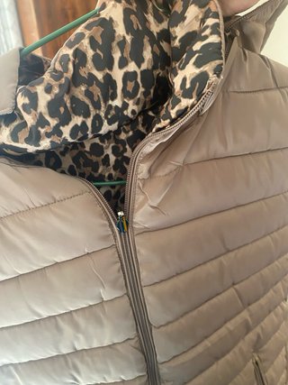 Chaqueta beige con forro estampado