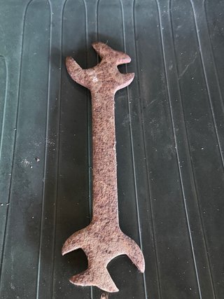 Llave inglesa antigua multiusos