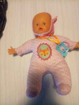 Muñeca bebé con chupete.