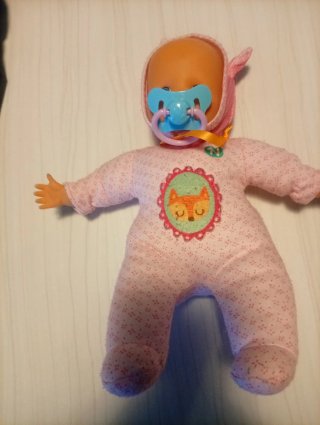 Muñeca bebé con chupete.