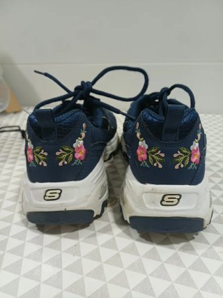 Zapatillas Skechers Azul Marino con Flores Rosas