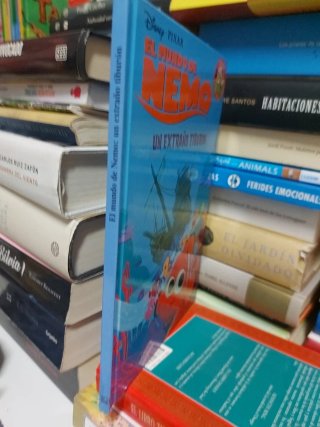 Libro Disney. El Mundo de Nemo Un extraño tiburón
