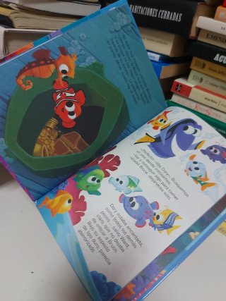 Libro Disney. El Mundo de Nemo Un extraño tiburón
