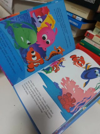 Libro Disney. El Mundo de Nemo Un extraño tiburón