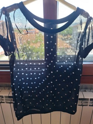 Maglia a pois nera e bianca