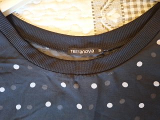 Maglia a pois nera e bianca