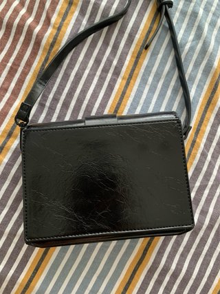 Bolso Parfois negro pequeño con correa