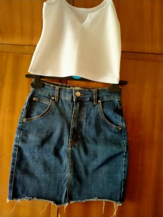 Conjunto Top Blanco y Falda Vaquera Pull Bear