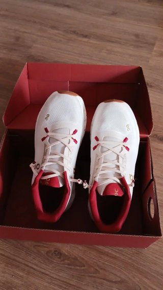 On Running Cloudtli Blancas y Rojas