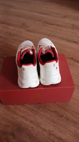 On Running Cloudtli Blancas y Rojas