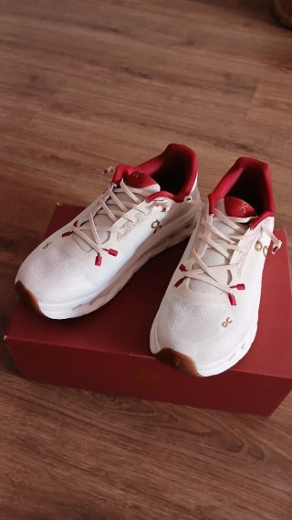 On Running Cloudtli Blancas y Rojas