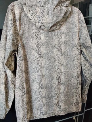 Cortavientos estampado serpiente beige/marrón