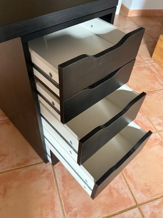 Escritorio Ikea madera oscura con cajonera