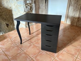 Escritorio Ikea madera oscura con cajonera