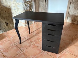 Escritorio Ikea madera oscura con cajonera