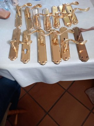 Manillas de puerta doradas