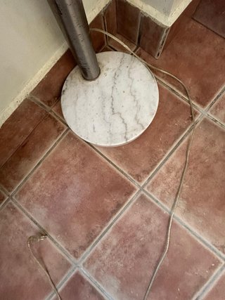 Lámpara de pie plateada con base de mármol