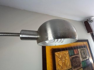 Lámpara de pie plateada con base de mármol