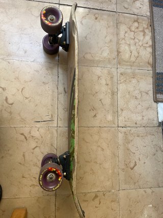 Skate Camuflaje con Ruedas Moradas