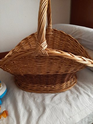Cesta de mimbre con asa