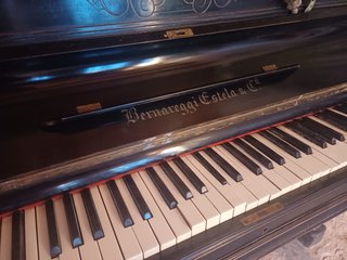 Piano antiguo negro con adornos dorados