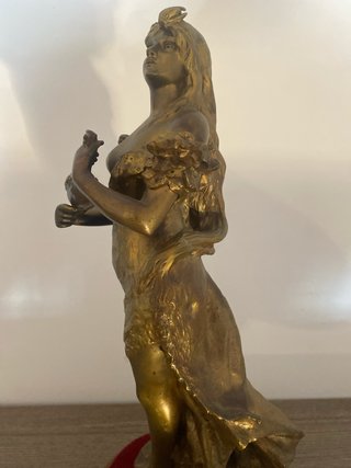 Escultura bronce de mujer estilo Art Nouveau