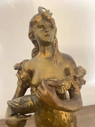 Escultura bronce de mujer estilo Art Nouveau