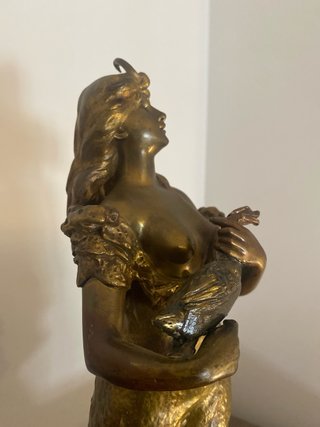 Escultura bronce de mujer estilo Art Nouveau