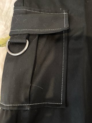 Pantaloni neri dritti con cuciture a contrasto