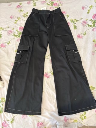 Pantaloni neri dritti con cuciture a contrasto