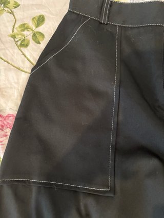 Pantaloni neri dritti con cuciture a contrasto