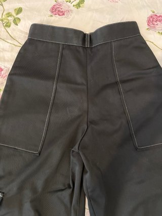 Pantaloni neri dritti con cuciture a contrasto