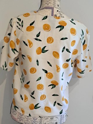 Blusa de mujer con estampado de naranjas