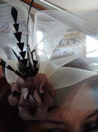 Tocado de fiesta con flores y plumas