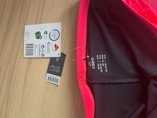 Pantalón corto deportivo rosa y negro