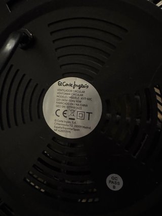 Ventilador circular negro con soporte madera
