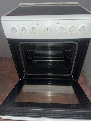 Vitrocerámica y horno blanco