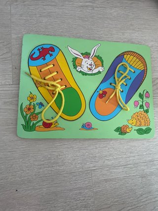 Juguete madera para atar cordones