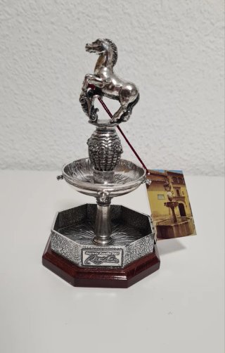 Figura decoración plateada El Potro