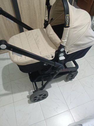 Carrito de bebé negro y beige