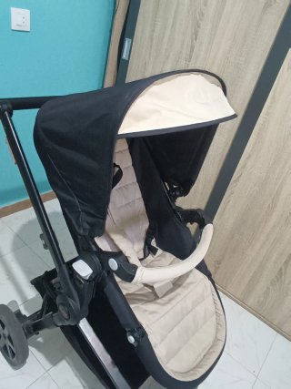 Carrito de bebé negro y beige