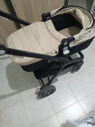 Carrito de bebé negro y beige