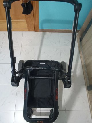 Carrito de bebé negro y beige
