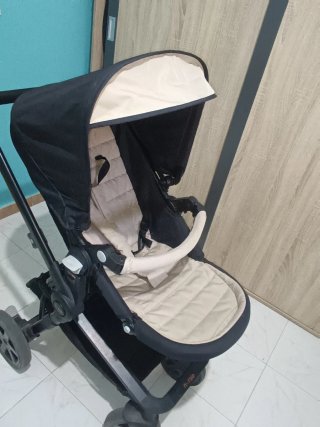 Carrito de bebé negro y beige