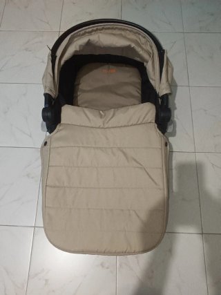 Carrito de bebé negro y beige