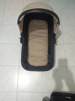 Carrito de bebé negro y beige