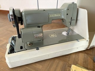 Máquina de coser Wertheim con maleta