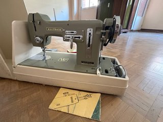 Máquina de coser Wertheim con maleta