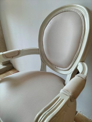 Silla vintage beige y blanca