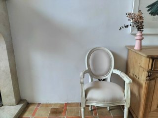 Silla vintage beige y blanca